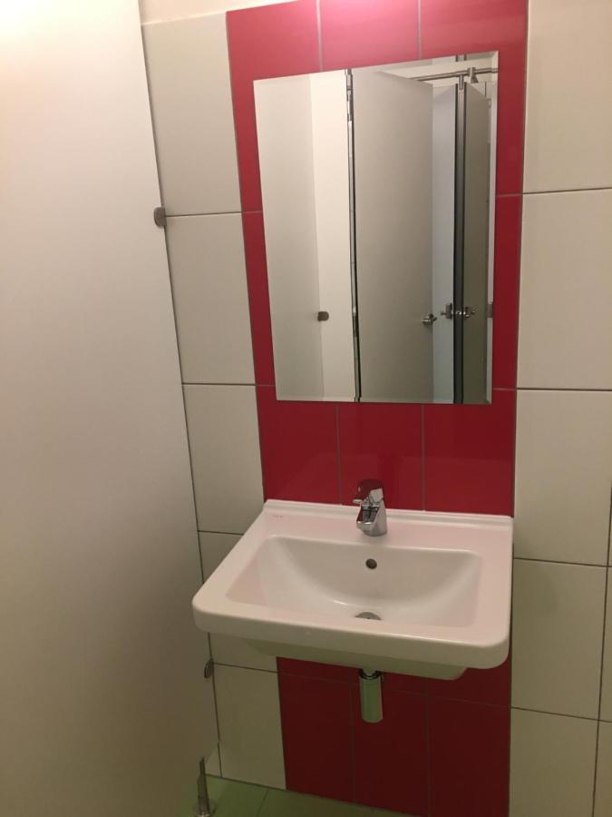 Manželská postel ve společném pokoji